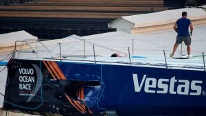 le-voilier-vestas-11th-hour-racing-endommage-apres-avoir-coule-un-bateau-de-peche-lors-de-la-4e-etape-de-la-volvo-ocean-race-au-port-a-hong-kong-le-20-janvier-2018_6006588-300x169